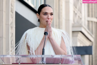 gal_gadot [ gal-gadot ] - Pretty in pink and blue