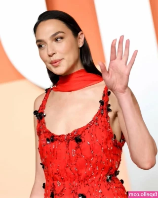 gal_gadot [ gal-gadot ] - You want to see more More of putting sandals or flipflops on  Go on