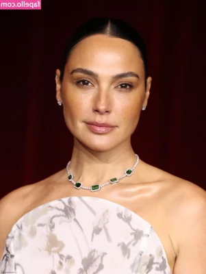 gal_gadot [ gal-gadot ] - I had a fancy bathbomb  so I decided to do a little mini tub set