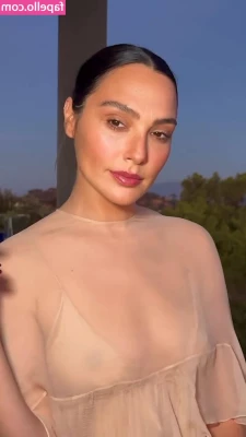 gal_gadot [ gal-gadot ] - Me lo sobas tú o me lo sobó yo