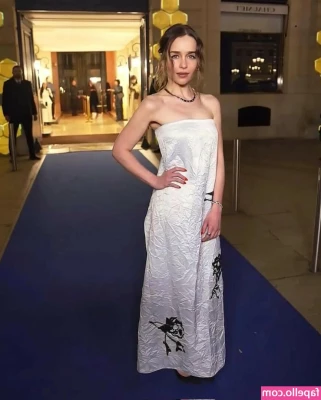 Emilia Clarke [ emilia-clarke ] - Long time  Long Dick couldn t help myself I felt hot asfk in that