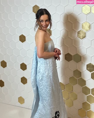 Emilia Clarke [ emilia-clarke ] - Can you tell I’ve been hittin the gym lately? 😌🍑