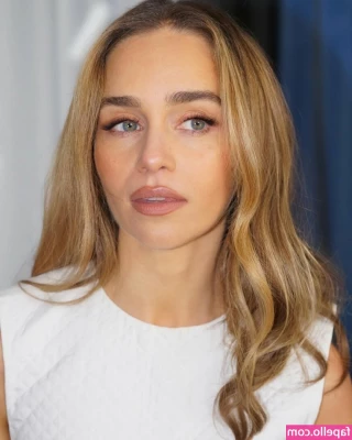 Emilia Clarke [ emilia-clarke ] - Y si me ayudas a quitármelo