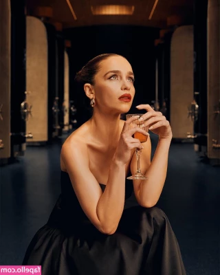 Emilia Clarke [ emilia-clarke ] - cum alllll over my titties?? 🥰 lather them up in your cum!