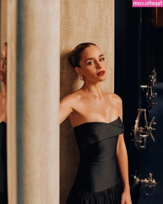 Emilia Clarke [ emilia-clarke ] - 👠How about my ass, bbe?