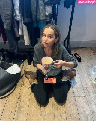 Emilia Clarke [ emilia-clarke ] - If this picture gets 15 $5dollar tips I’ll post this video of me