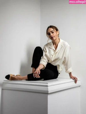 Emilia Clarke [ emilia-clarke ] - wanna lift my skirt up? 😏