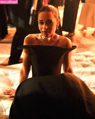 Emilia Clarke [ emilia-clarke ] - Skin smooth and brown like peanut butter  If I tell ya pull up you