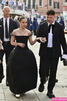 Emilia Clarke [ emilia-clarke ] - Yeah  I can see my views on my post again  It was saying 0 views on