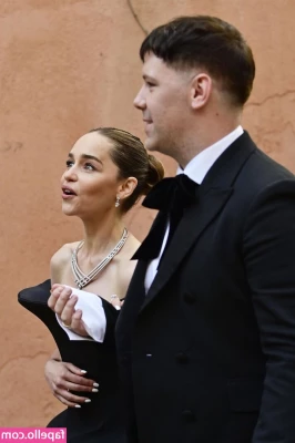 Emilia Clarke [ emilia-clarke ] - Smooth ANd fresh pussy☺️
