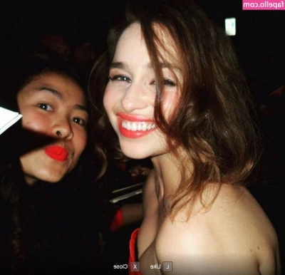 Emilia Clarke [ emilia-clarke ] - BUENOS DIAS MIS AMORES  NECESITO UN MASAJE QUIEN ME AYUDA   GOOD
