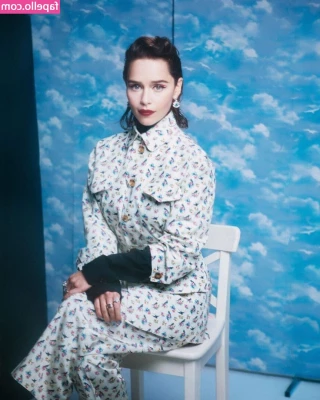 Emilia Clarke [ emilia-clarke ] - Missing the sea under my toes  Do you love the sea