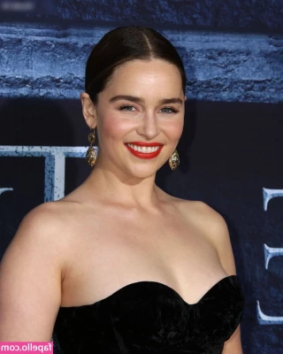 Emilia Clarke [ emilia-clarke ] - Happy Valentine papi💋 Will you send me some flowers?💰🌹❣️