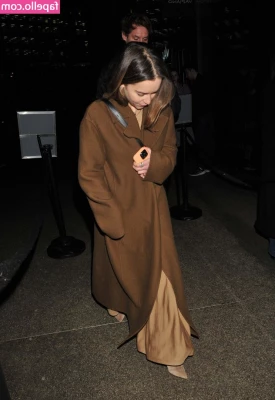 Emilia Clarke [ emilia-clarke ] - Taking pics waiting for dinner to cook, how was your Monday??