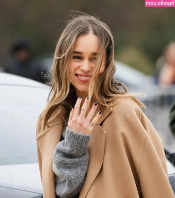 Emilia Clarke [ emilia-clarke ] - Coming in for selfie Sunday  with that  I just finger banged myself 