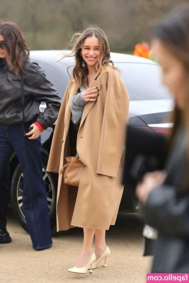 Emilia Clarke [ emilia-clarke ] - Big titties