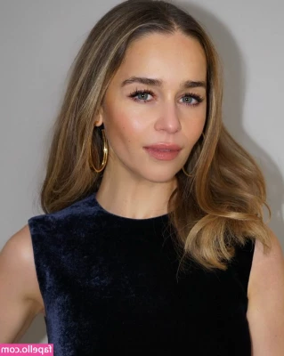 Emilia Clarke [ emilia-clarke ] - Merry Christmas   is everyone ready