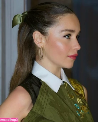 Emilia Clarke [ emilia-clarke ] - Are you more of a Titty Tuesday or Tummy Tuesday person?👀