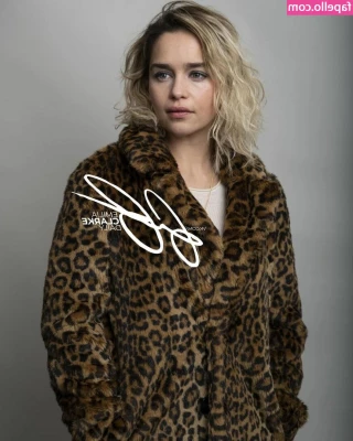 Emilia Clarke [ emilia-clarke ] - Getting festive
