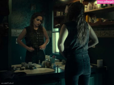 Emilia Clarke [ emilia-clarke ] - Musta vuotaa jotain