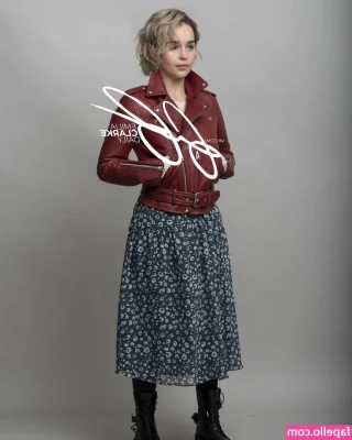 Emilia Clarke [ emilia-clarke ] - What do all wanna see  I know you wanna hear me moan  And I m working
