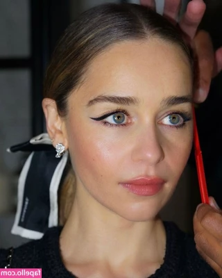 Emilia Clarke [ emilia-clarke ] - Let's oil this boobbies