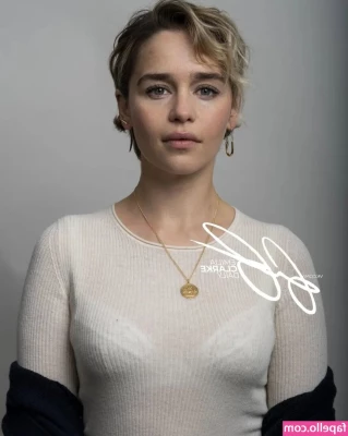 Emilia Clarke [ emilia-clarke ] - The clap is really!!! Tomorrows hump day!!! You know what that