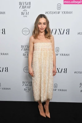 Emilia Clarke [ emilia-clarke ] - vid heart racing in 3, 2, 1...
