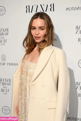 Emilia Clarke [ emilia-clarke ] - Osa lovely ☺️ is a queen 👑 taking KING DICK