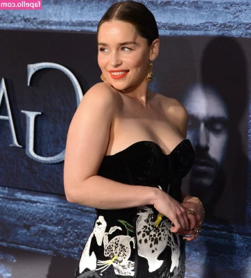 Emilia Clarke [ emilia-clarke ] - Please look at me 🙈😍
