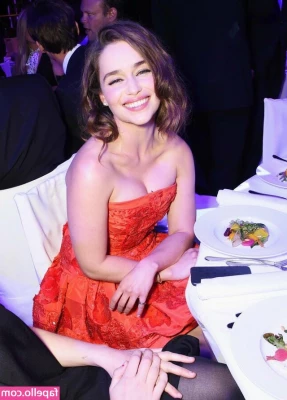 Emilia Clarke [ emilia-clarke ] - This is the best way to clean  Totally nude