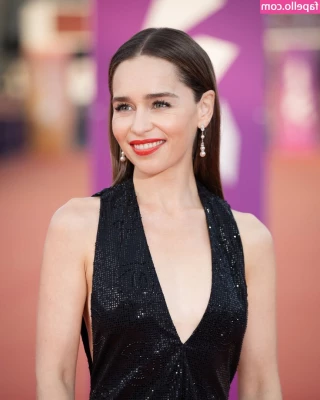 Emilia Clarke [ emilia-clarke ] - Te gustaría ver mis tetitas
