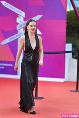 Emilia Clarke [ emilia-clarke ] - make me moan in the shower