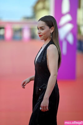 Emilia Clarke [ emilia-clarke ] - Keep it on? Or would you pull it down? 🙈