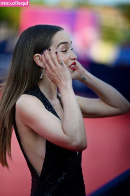 Emilia Clarke [ emilia-clarke ] - Oh shit did I accidentally step on a bug😳