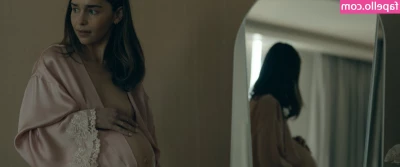 Emilia Clarke [ emilia-clarke ] - Feet   the bar