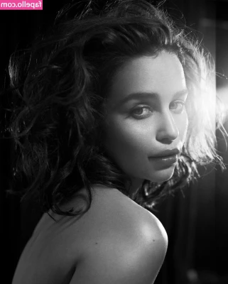 Emilia Clarke [ emilia-clarke ] - DM me your @ in messages!! I'll be adding everyone for FREE later