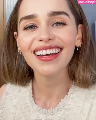 Emilia Clarke [ emilia-clarke ] - Mira mi Foto De Abajo  Podrás Ver Más