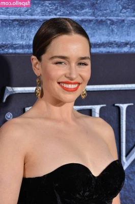 Emilia Clarke [ emilia-clarke ] - Cup size  Handfull
