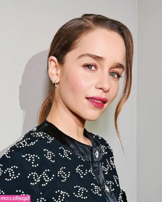 Emilia Clarke [ emilia-clarke ] - Naked hot spring