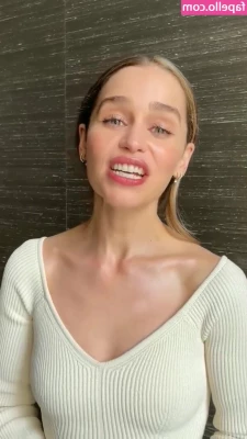 Emilia Clarke [ emilia-clarke ] - This was a fun dress too 😊