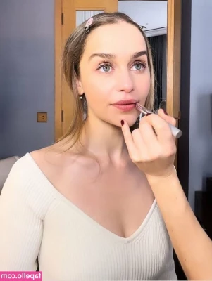 Emilia Clarke [ emilia-clarke ] - Today I woke up horny and with a nice little mark and the crazy dick