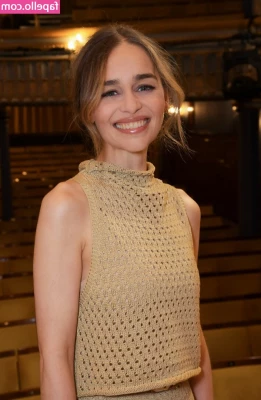 Emilia Clarke [ emilia-clarke ] - While fucking my dildo, my tight little asshole gets stretched by