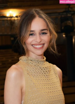 Emilia Clarke [ emilia-clarke ] - Este trio estuvo candente  Estuvo completamente dedicado a
