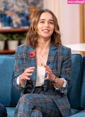 Emilia Clarke [ emilia-clarke ] - I should ve cleaned the mirror first