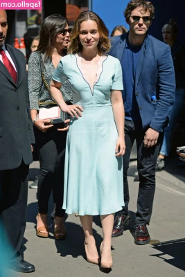 Emilia Clarke [ emilia-clarke ] - Soll ich die hüllen fallen lassen  Ein Klick für Dich und ich habe