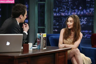 Emilia Clarke [ emilia-clarke ] - Estoy viendo una serie   Alguien me quiere acompañar