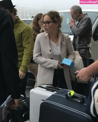 Emilia Clarke [ emilia-clarke ] - Good morning from me and my tits 😝😝