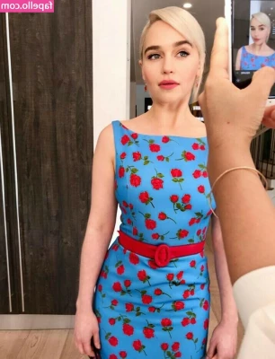 Emilia Clarke [ emilia-clarke ] - Hi here’s a selfie with me and a monkey but I’M BACK IN TX YALL!