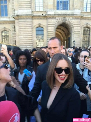 Emilia Clarke [ emilia-clarke ] - Am inceput ziua cu un videocall 😏